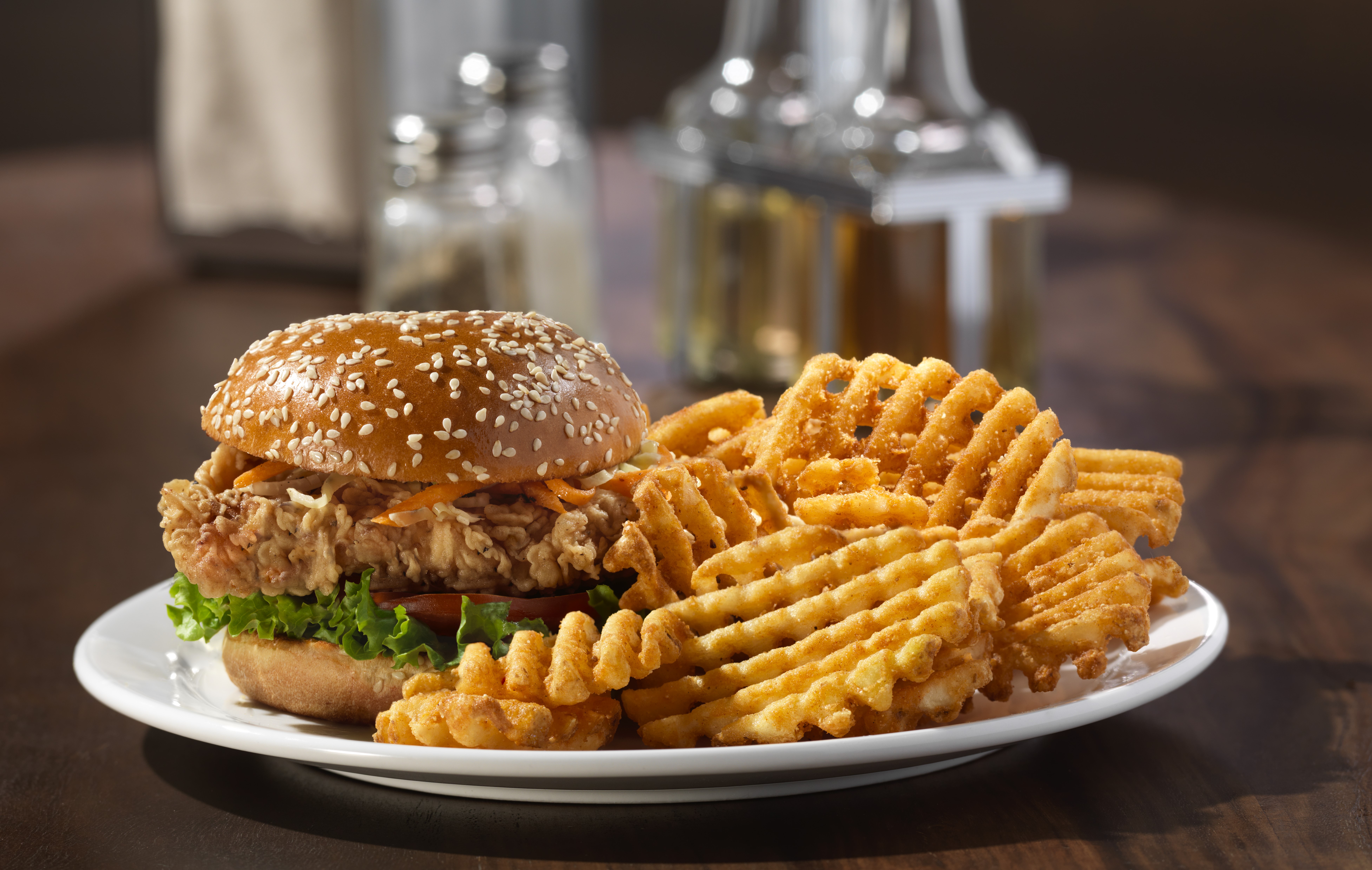 Burger Au Poulet Épicé Avec Frites Gaufrées