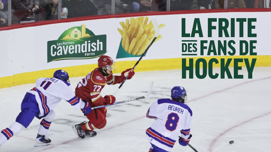 Action de hockey sur glace devant une bande Cavendish Farms affichant « Frite officielle du hockey ».